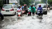 Pengendara sepeda motor mendorong motornya yang mogok setelah menerobos banjir di kawasan Kemang, Jakarta, Selasa (4/10). Hujan deras yang mengguyur Jakarta kembali menyebabkan kawasan Kemang tergenang air hingga 40 cm. (Liputan6.com/Gempur M Surya)