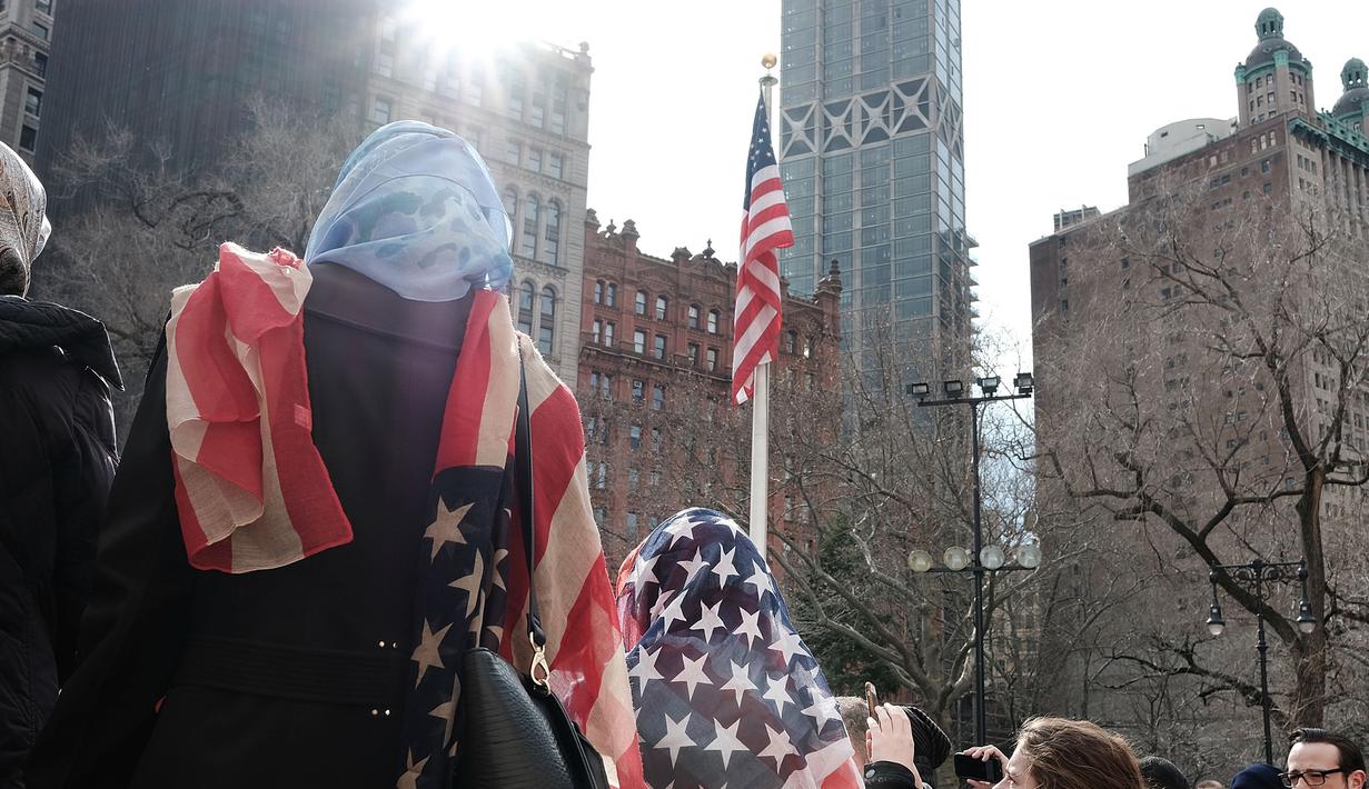 Sejumlah wanita merayakan Hari Hijab Sedunia di Balai Kota, New York, Rabu (1/2). Hari Hijab Sedunia digagas oleh warga New York bernama Nazma Khan. (Spencer Platt / Getty Images / AFP)