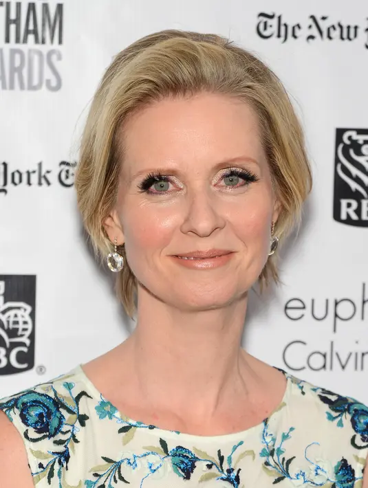 Cynthia Nixon dikenal sebagai Miranda di serial ‘Sex and The City’ yang merupakan penggila pria. Mungkin itulah yang membuat orang terkejut ketika mengetahui ia adalah seorang homoseksualitas, pasangannya bernama Christine Marinoni. (AFP/Bintang.com)