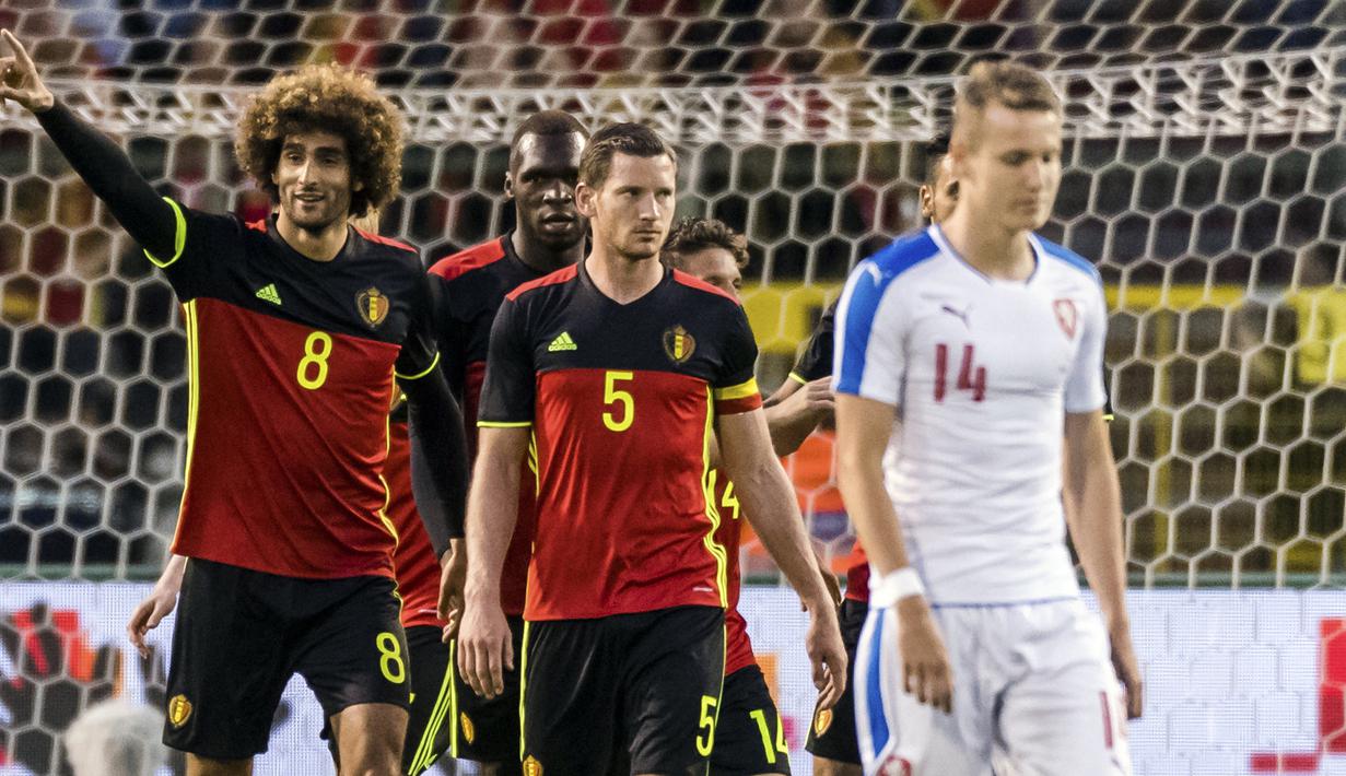 Marouane Fellaini saaat merayakan gol ke gawang Republik Ceko pada  laga persahabatan di King Baudouin stadium, Brussels, (5/6/2017). Belgia menang 2-1. (AP/Geert Vanden Wijngaert)