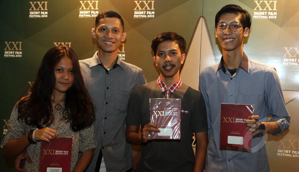 Senyum bahagia Para finalis XXI Short Film Festival 2015 saat menghadiri Opening ceremony di Epicentrum XXI, Kuningan, Jakarta, Kamis (19/3/2015). Jumlah pendaftar film pendek naik 50% dari perhelatan sebelumnya (Liputan6.com/Panji Diksana)