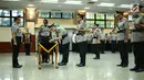 Irjen Mochamad Iriawan menandatangani dokumen serah terima jabatan disaksikan Kapolri Jenderal Tito Karnavian di Rupatama Mabes Polri, Rabu (26/7). Kapolri melantik Irjen Idham Azis sebagai Kapolda Metro Jaya. (Liputan6.com/Faizal Fanani)
