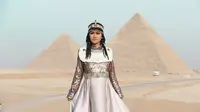Julia Perez pose bak Cleopatra di Mesir usai melaksanakan umrah [foto: Instagram/juliaperrezz]