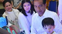 Bersama Ibu Negara Iriana dan menantunya, Selvi Ananda, Presiden Jokowi menemani cucunya, Jan Ethes, bermain (Dok.Instagram/@jokowi/https://www.instagram.com/p/B2GYJSZB1GM/Komarudin)