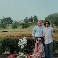 Bunga Citra Lestari saat Ziarah Peringatan Ulang Tahun Ashraf Sinclair Bersama Tiko. [@itsmebcl]