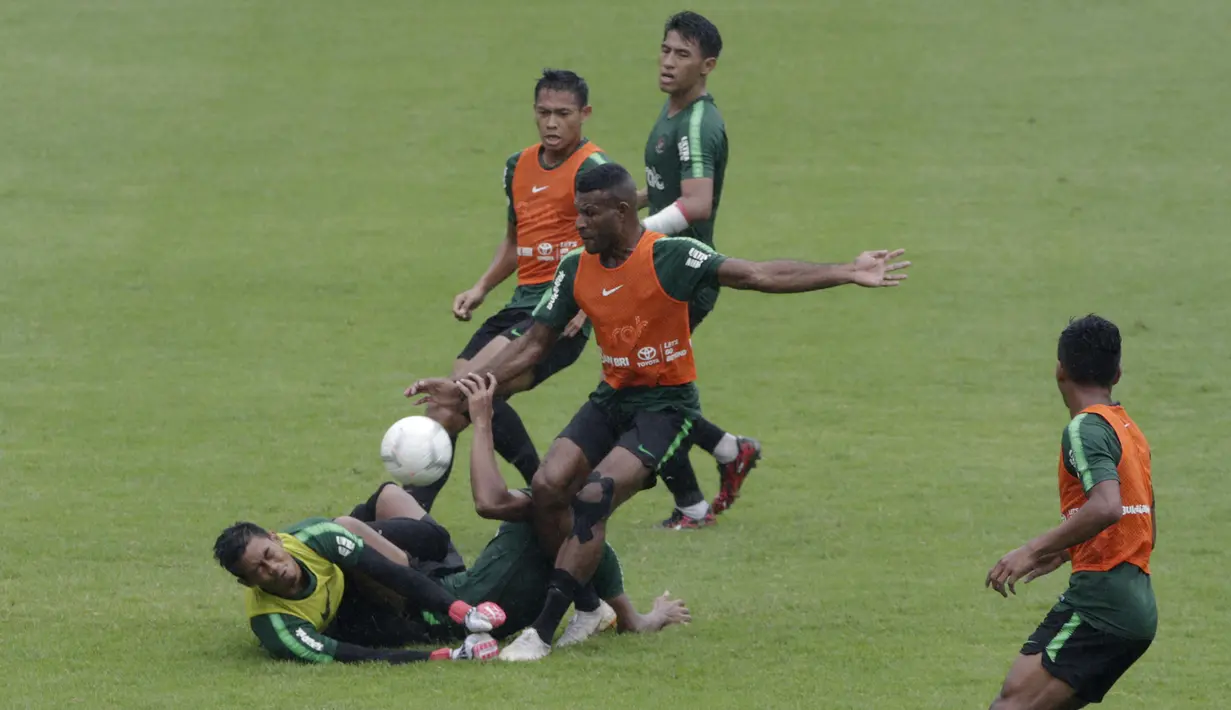 Pemain Timnas Indonesia U-22, Marinus Wanewar, berusaha membobol gawang Satria Tama saat internal games di Stadion Madya, Jakarta, Sabtu (19/1). Latihan ini merupakan persiapan jelang Piala AFF U-22. (Bola.com/Yoppy Renato)