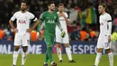 Para pemain Tottenham Hotspur tampak kecewa usai dikalahkan Juventus pada laga Liga Champions di Stadion Wembley, London, Rabu (7/3/2018). Tottenham Hotspur takluk 1-2 dari Juventus. (AFP/Ian Kington)