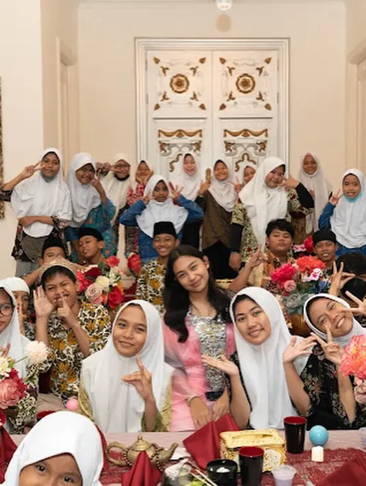 Perayaan ulang tahun ke-17 Khirani berlangsung meriah. Tampak beberapa undangan diduga dari sebuah panti asuhan ikut merayakan dan mendoakan anak satu-satunya Bambang dan Mayang ini. [Instagram/Mayangsari_Official]