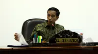 Presiden Joko Widodo menggelar rapat terbatas di Kantor Presiden, Komplek Istana Kepresidenan, Jakarta, Senin (16/3/2015). Rapat membahas tentang paket kebijakan ekonomi pemerintah. (Liputan6.com/Faizal Fanani)