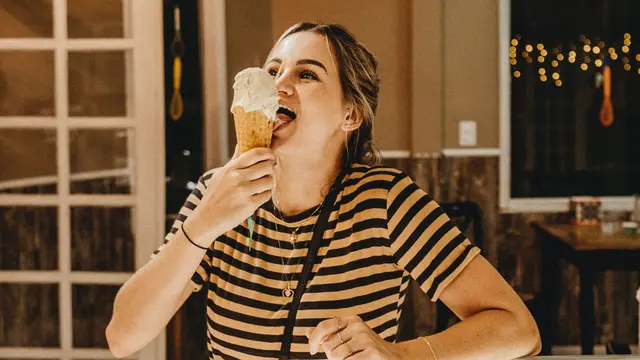 Ilustrasi menikmati es krim