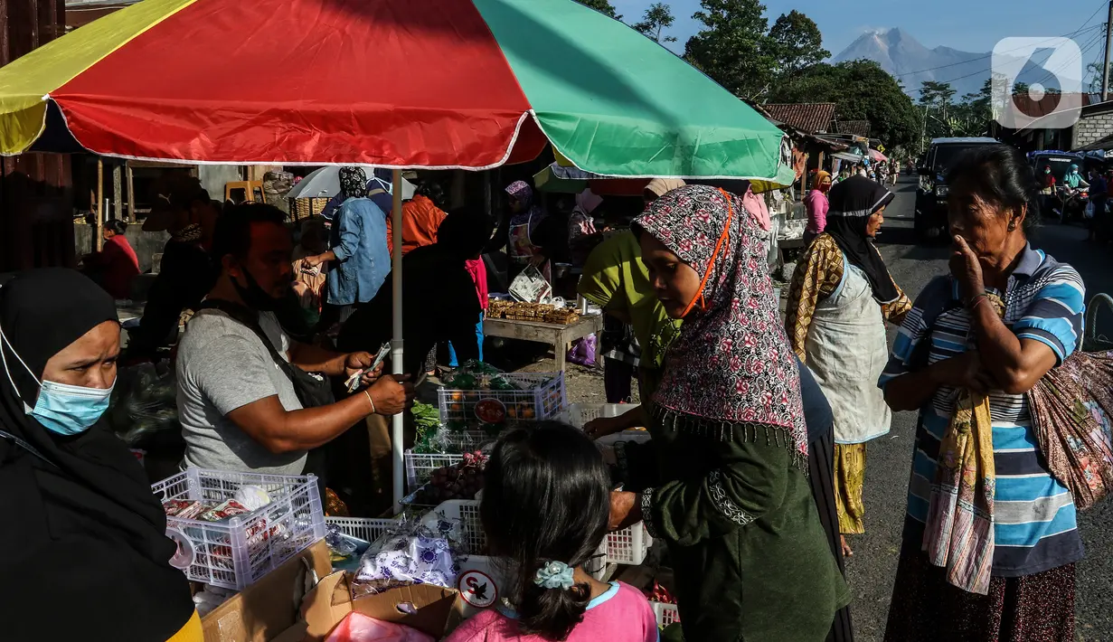 Aktivitas warga di bawah kaki Gunung Merapi, Desa Glagaharjo, Cangkringan, Sleman, Jawa Tengah, Kamis (19/11/2020). Status Merapi sudah dinaikkan menjadi Siaga (level III) oleh Balai Penyelidikan dan Pengembangan Teknologi Kebencanaan Geologi (BPPTKG) sejak 5 November 2020. (Liputan6.com/JohanTallo)
