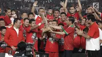 Presiden Jokowi menyerahkan Piala Presiden kepada Kapten Persija Jakarta Ismed Sofyan usai laga final melawan Bali United di Stadion Utama GBK, Senayan, Jakarta, Sabtu (17/2). Persija menang 3-0 atas Bali United. (Liputan6.com/Arya Manggala)