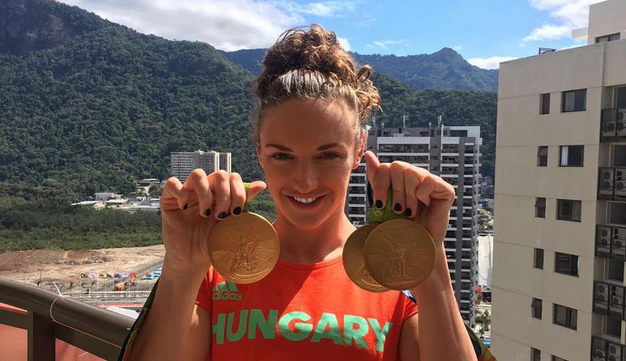 Katinka Hosszu berpose dengan 3 emas yang diraihnya di Olimpiade Rio 2016. (Bola.com/Instagram/KatinkaHosszu)