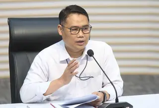 Dalam kasus ini, KPK menyebut anak dan suami Fadia mendirikan perusahaan bernama PT Raja Nusantara Berjaya (RNB). Fadia Arafiq diduga menjadi penerima manfaat atau beneficial ownership (BO) dari perusahaan tersebut. Tampak dalam foto, Deputi Penindakan dan Eksekusi Komisi Pemberantasan Korupsi (KPK), Asep Guntur Rahayu saat membeberkan kronologi Operasi Tangkap Tangan (OTT) terhadap Bupati Pekalongan, Fadia Arafiq, di gedung Merah Putih Komisi Pemberantasan Korupsi (KPK), Jakarta, Rabu (4/3/2026). (Foto: Istimewa)