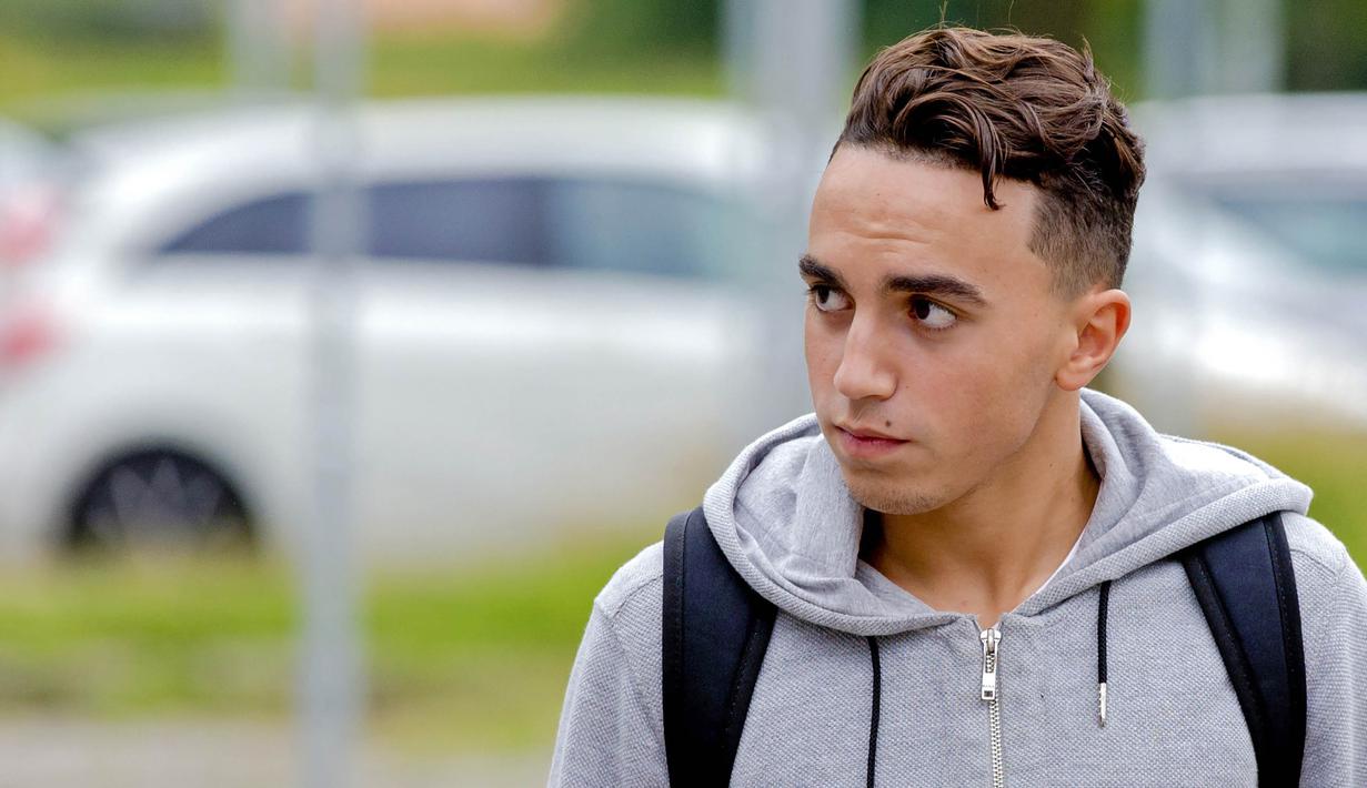 Gelandang Ajax Amsterdam, Abdelhak Nouri, saat tiba di lokasi latihan di Amsterdam, Senin, (27/6/2016). Pemain berusia 20 tahun ini terancam harus mengakhiri kariernya karena mengalami kerusakan otak permanen. (EPA/Sander Koning)