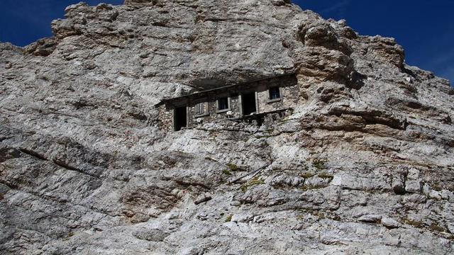 6 Potret Rumah Bekas Markas Perang, Berada di Dalam Gunung Batu