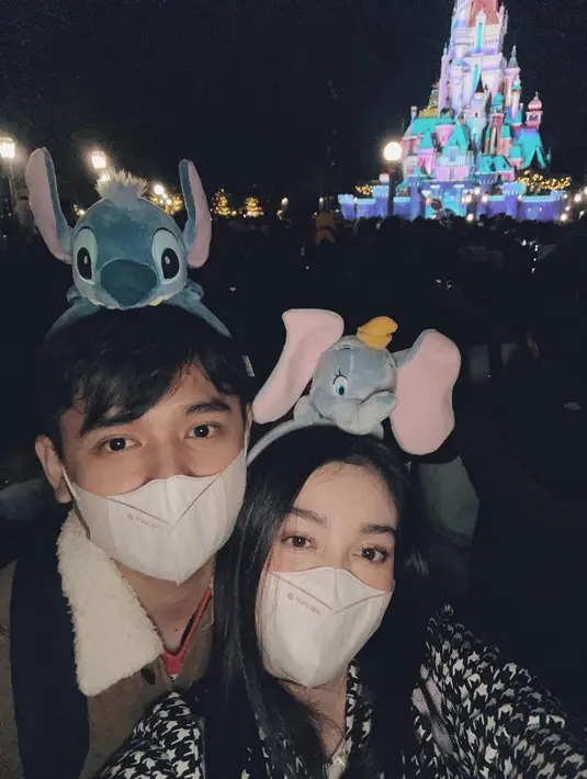 Tahun ketiga rayakan pergantian tahun bersama, tahun 2022, Ranty Maria dan Rayn Wijaya tutup dengan liburan ke Disneyland Hongkong. Malam tahun baru 2023 tentunya jadi lebih seru karena keseruan di Disneyland dan keindahan Hongkong itu sendiri. Bahkan lewat keterangan unggahannya pada 5 Januari 2023, bintang sinetron Heart Series ini ungkap jika Disneyland adalah tempat paling bahagia di bumi. (Liputan6.com/IG/@rantymaria)