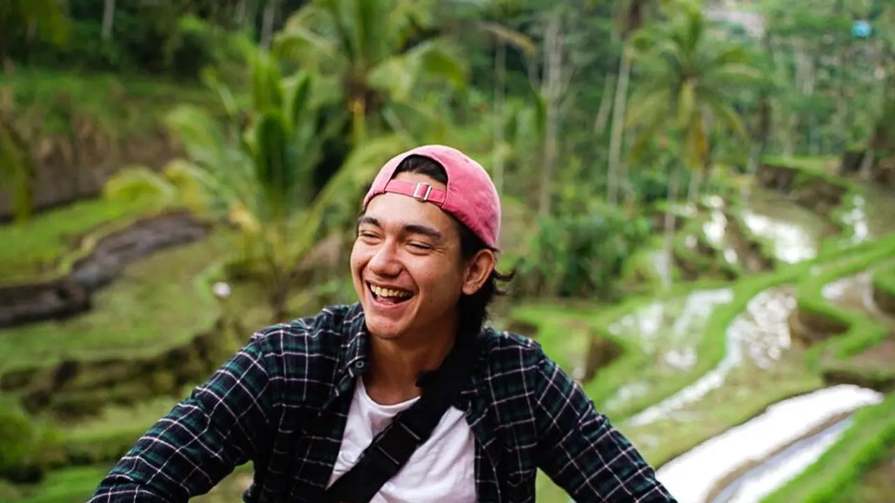 FOTO: Gaya Santai Adipati Dolken Saat Asik Berlibur
