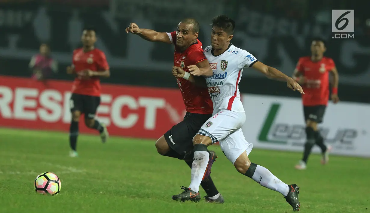 Pemain depan Persija, Bruno Lopes (kiri) berebut bola dengan pemain Bali United, Agus Nova Wiantara di lanjutan Liga 1 Indonesia di Stadion Patriot Candrabhaga, Minggu (21/5). Laga kedua tim berakhir imbang 0-0. (Liputan6.com/Helmi Fithriansyah)