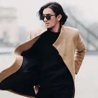 Omar Daniel diketahui pernah memanjangan rambutnya di awal karier. Bahkan, penampilannya sukses mencuri perhatian banyak netizen. (Liputan6.com/IG/@omardaniel_)