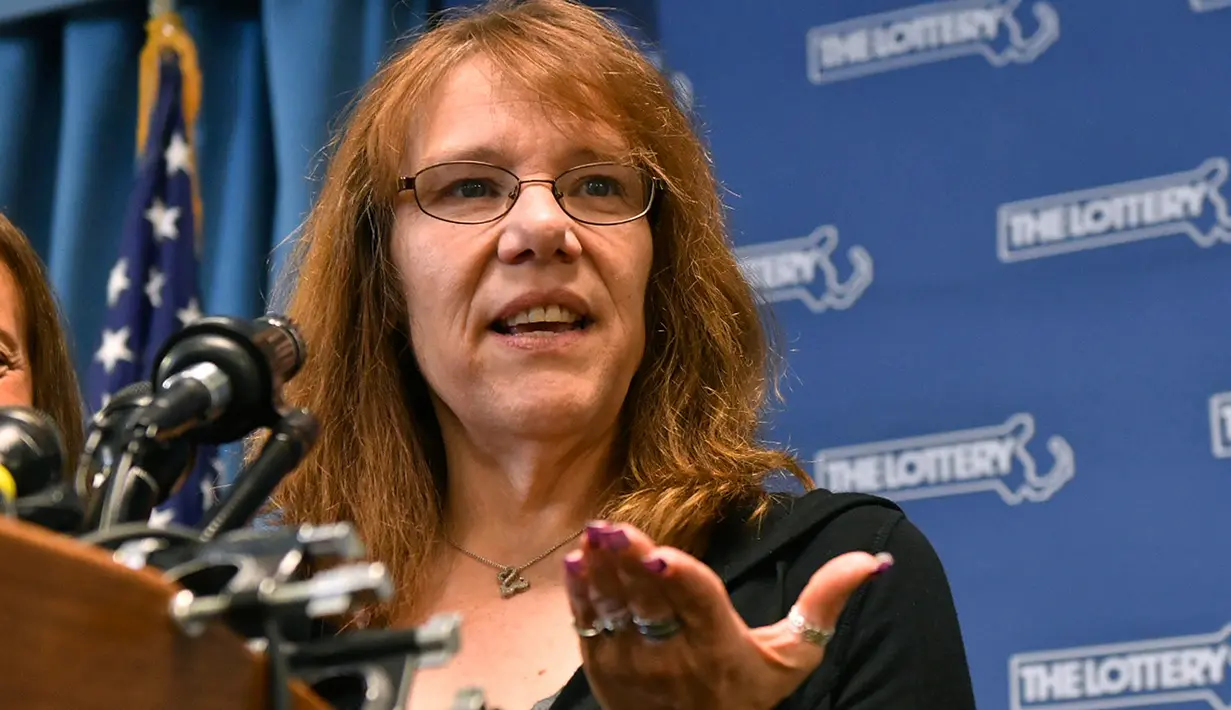 Mavis Wanczyk memberi keterangan kepada awak media terkait kemenangan lotrenya di Braintree, AS (24/8). Hadiah tersebut merupakan terbesar yang pernah diterima oleh pemegang satu kupon lotre di AS. (AP Photo/Steven Senne)