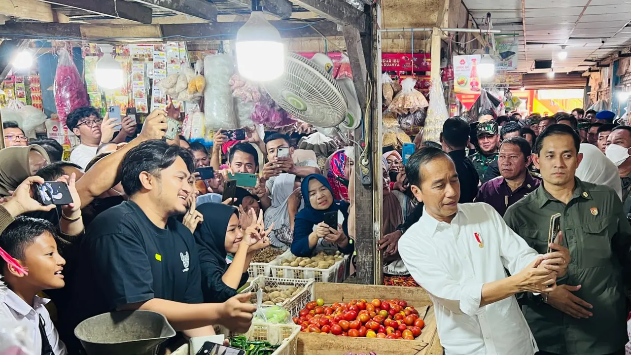 Presiden Jokowi di  Pasar Johar, Karawang, Jawa Barat, Kamis (14/9/2023).