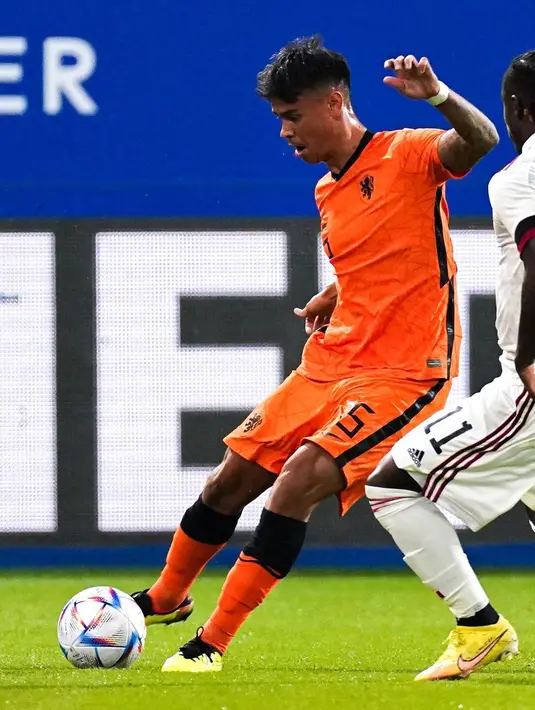 <p>Mees Hilgers berusaha mengumpan bola saat membela Timnas Belanda U21. Mees Hilgers adalah kelahiran Amersfoort, 13 Mei 2001. Ia merupakan didikan akademi Sparta Nijkerk hingga kemudian berpindah ke akademi FC Twente. (Instagram/@fctwente)</p>