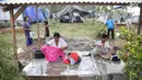 Warga pengungsi Gunung Agung mencuci pakaian di MCK sementara di Posko Pengungsi Rendang, Bali, Sabtu (2/12). Warga terpaksa memanfaatkan MCK seadanya yang berada di sekitar pengungsian. (Liputan6.com/Immanuel Antonius)