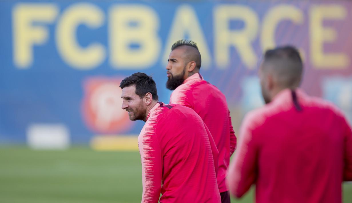 Pemain Barcelona, Lionel Messl dan Arturo Vidal, saat latihan jelang laga Liga Champions di Barcelona, Senin (16/4). Barcelona akan berhadapan dengan Manchester United. (AP/Joan Monfort)
