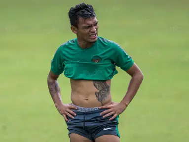 Tato bergambar Bunda Maria dari striker Timnas Indonesia, Ferdinand Sinaga, terlihat saat dirinya berlatih di Lapangan SPH Karawaci, Banten, Minggu (11/12/2106). (Bola.com/Vitalis Yogi Trisna)