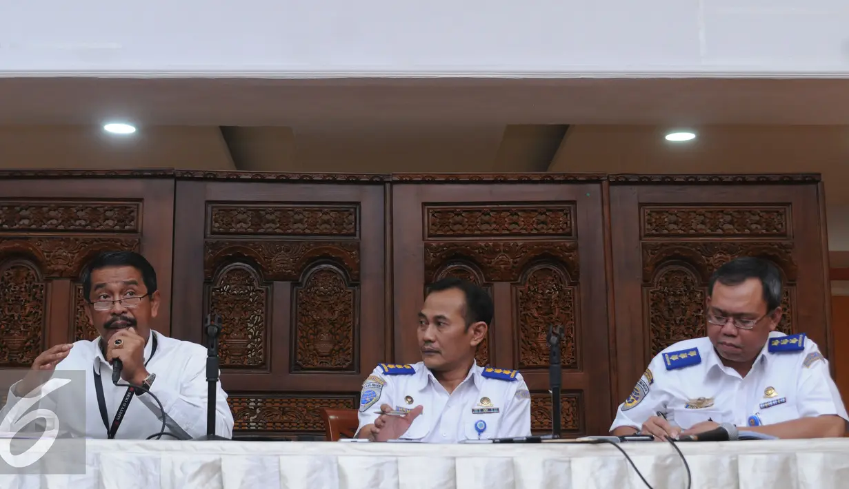 Direktur Umum Lion Air Edward Sirait (kiri) bersama Ka Biro Komunikasi dan Informasi Publik Kemenhub, Hemi Pamuraharjo bersiap memberi keterangan usai melakukan pertemuan tertutup di Kemenhub, Jakarta, Selasa (2/8). (Liputan6.com/Helmi Fithriansyah)