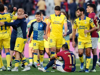 Barcelona harus mengakui keunggulan Las Palmas dengan skor 1-2 dalam laga jornada 15 La Liga 2024/2025 yang digelar di Estadi Olimpic Lluis Companys, Sabtu (30/11/2024) malam WIB. Dua gol kemenangan Las Palmas di kandang Barca masing-masing dicetak oleh Sandro Ramirez dan Fabio Silva. (AP Photo/Joan Monfort)