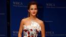Aktris Emma Watson berpose diatas karpet merah saat menghadiri acara White House Correspondents Association Dinner bareng Obama di Washington, AS (30/4). (REUTERS/Jonathan Ernst )