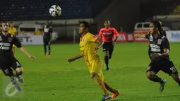 Penyerang Sriwijaya FC, Alberto Goncalves (tengah) mengontrol bola saat laga melawan PBFC di turnamen Piala Bhayangkara di Stadion Si Jalak Harupat, Bandung, Jumat (18/3/2016). Sriwijaya unggul 3-1 atas PBFC. (Liputan6.com/Helmi Fithriansyah)