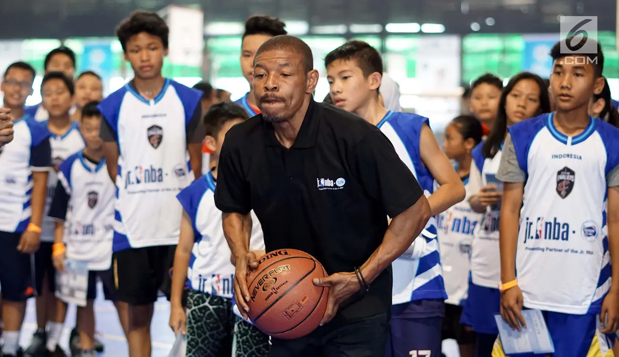 Mantan pemain NBA, Muggsy Bogues membawa bola pada acara Regional Selection Camp Jr. NBA Indonesia 2018 di Cilandak Sport Center, Jakarta. Pemain terpendek ini melatih anak-anak bermain bola basket. (Liputan6.com/Fery Pradolo)