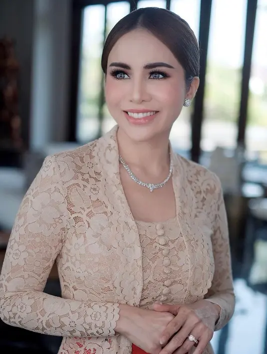 Rambutnya ditata bergaya sanggul klasik yang rapi dan anggun. Beberapa perhiasan berkilau dikenakan, memberi kesan elegan pada penampilan ibu 2 anak itu. [@therealmomogeisha/@ghaneskarina]