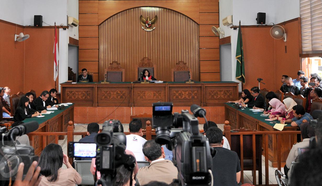 Pengadilan Negeri Jaksel menggelar sidang pembacaan putusan gugatan praperadilan atas pemohon mantan Dirut PT Pelindo II RJ Lino, Selasa (26/1). Dalam sidang itu Hakim menolak seluruh permohonan praperadilan RJ Lino atas KPK. (Liputan6.com/Yoppy Renato)
