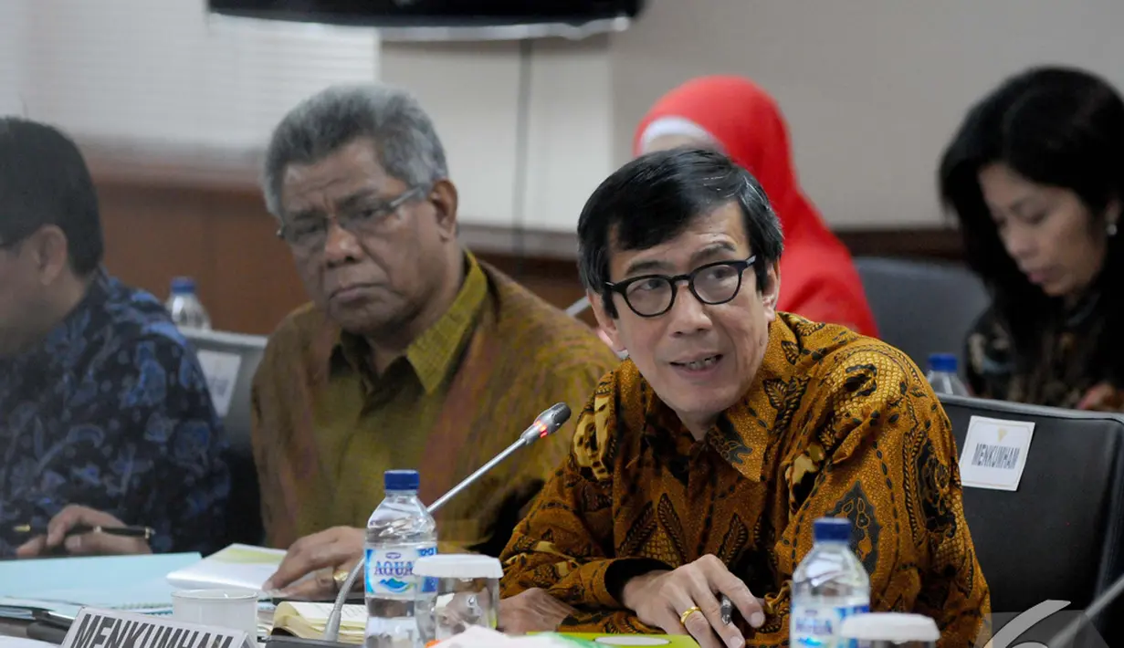  Kementerian Hukum dan Hak Asasi Manusia (Kemenkumham) Yasonna Hamonangan Laoly (kanan) mengikuti Rapat Kerja dengan Komite I DPD RI di ruang rapat komite I, Senayan, Jakarta, Kamis (20/11/2014). (Liputan6.com/Andrian M Tunay)