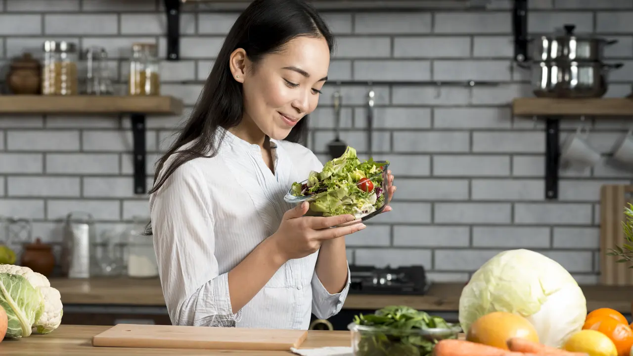 Perempuan Makan Makanan Sehat