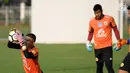 Penjaga gawang Timnas Thailand U-23 saat latihan di Lapangan B Kompleks GBK, Jakarta, Selasa (29/5). Timnas Thailand U-23 akan melakoni laga uji coba melawan Timnas Indonesia U-23 pada 31 Mei dan 3 Juni mendatang. (Liputan6.com/Helmi Fithriansyah)