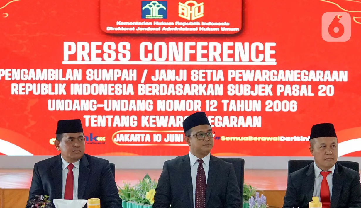 Direktur Jenderal Administrasi Hukum Umum (Dirjen AHU) Widodo (tengah) memberi keterangan terkait pengambilan sumpah dan janji setia pewarganegaraan Republik Indonesia empat atlet sepak bola putri di Kantor Kementerian Hukum, Jakarta, Selasa (10/6/2025). (Liputan6.com/Herman Zakharia)