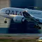 Ilustrasi penerbangan Qatar Airways. (AP)