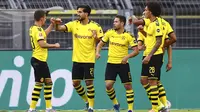 Pemain Borussia Dortmund, Emre Can, melakukan selebrasi usai membobol gawang Hertha Berlin pada laga Bundesliga di Stadion di Signal Iduna Park, Sabtu (6/6/2020). Borussia Dortmund menang 1-0 atas Hertha Berlin. (AP/Lars Baron)