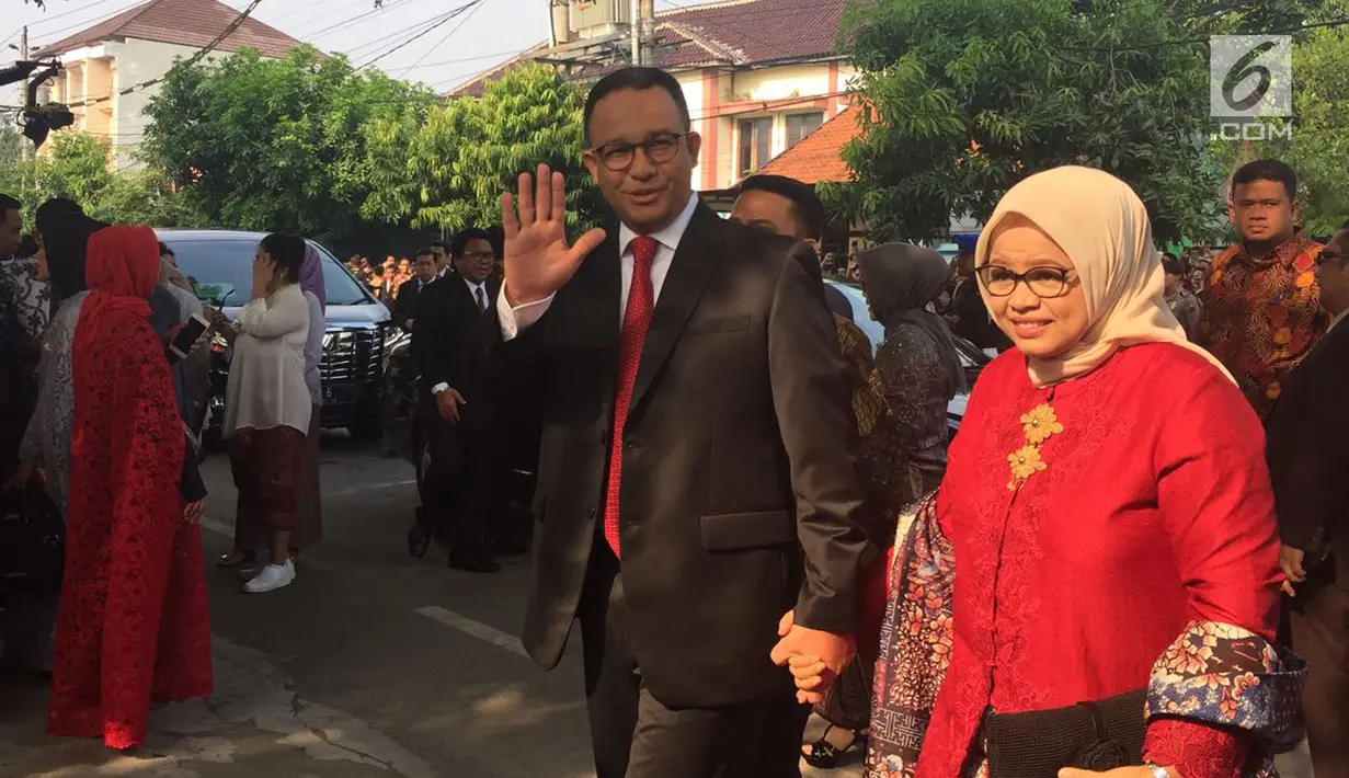 Gubernur DKI Jakarta Anies Baswedan dan istrinya menyapa awak media saat datang ke acara pernikahan putri Presiden Jokowi, Kahiyang Ayu dan Bobby Nasution di Gedung Graha Saba Buana, Solo, Rabu (8/11). (Liputan6.com/Lizsa Egeham)