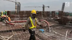Pekerja menyelesaikan pembangunan Apartemen Meikarta di Cikarang, Kabupaten Bekasi, Jawa Barat, Jumat (12/4). Sejak diluncurkan 17 Agustus 2017 lalu, Meikarta secara cepat melakukan pembangunan dan kini sudah ada 28 tower yang sudah dibangun secara serentak. (Liputan6.com/Johan Tallo)