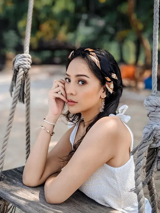 Remaja kelahiran 1995 ini tampil cantik dengan atasan berwarna putih serta bandana yang menghiasi kepalanya. Makeup terkesan natural cocok banget untuk nya saat berada di pantai. (Liputan6.com/IG/@anyageraldine)