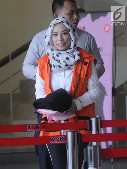 Marketing Manager PT Humpuss Transportasi Kimia, Asty Winasti tiba di Gedung KPK, Jakarta, Senin (8/4). Asty diperiksa sebagai tersangka terkait dugaan suap kerja sama pengangkutan bidang pelayaran antara PT Pupuk Indonesia Logistik dengan PT Humpuss Transportasi Kimia. (merdeka.com/Dwi Narwoko)