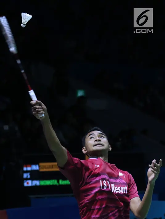 Tunggal putra Indonesia, Tommy Sugiarto melakukan smesh saat melawan pebulu tangkis Jepang, Kento Momota pada 8 besar Indonesia Open 2018 di Istora GBK, Jakarta, Jumat (6/7). Tommy kalah 11-21, 15-21. (Liputan6.com/Helmi Fithriansyah)