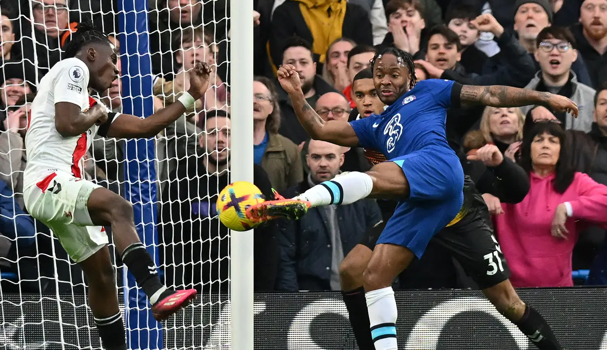 Gelandang Chelsea, Raheem Sterling melepaskan tendangan di depan gawang Southampton pada laga Liga Inggris 2022/2023 di Stamford Bridge, London (18/2/2023). Raheem Sterling didatangkan Chelsea dari sesama klub Liga Inggris, Manchester City pada awal musim 2022/2023 dengan nilai transfer 56,2 juta euro atau setara Rp900 miliar dengan durasi kontrak selama 5 tahun. Dari 28 penampilan di Liga Inggris, kontribusinya sebagai gelandang serang amat minim dengan hanya mencetak 6 gol dan 3 assist. (AFP/Glyn Kirk)
