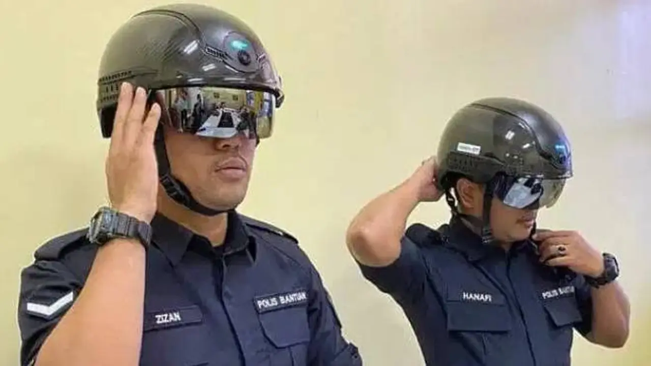 Petugas Kereta Malaysia Dilengkapi Helm Pemindai Suhu. Dok: KTMB